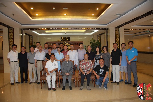 河南電臺戲曲廣播特派記者趙坤與參加研討會的學者和藝術(shù)家合影