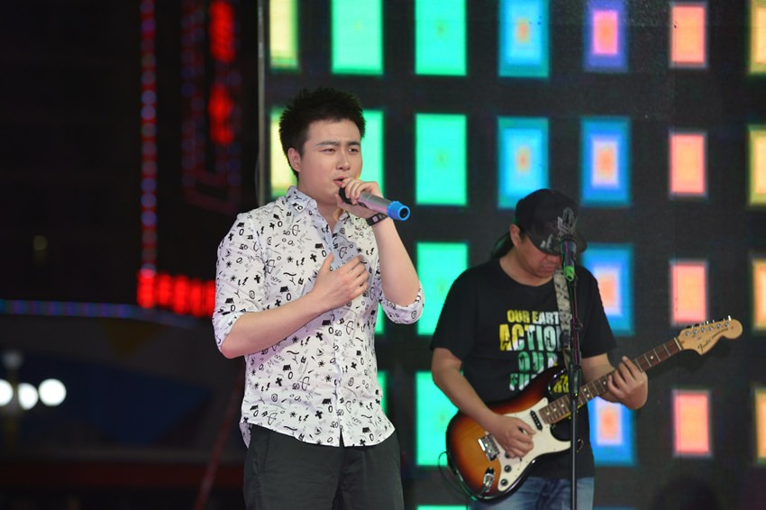 首先出場(chǎng)的是主播佳雨，一首《李白》，瞬間將現(xiàn)場(chǎng)的火熱氣氛點(diǎn)著。