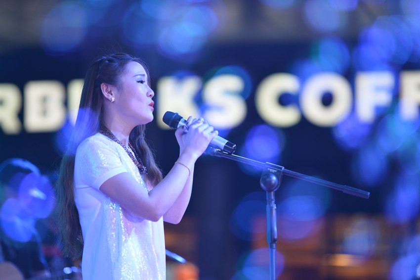 接下來(lái)是主播丹丹的《辛德瑞拉》，作為一個(gè)音樂(lè)節(jié)目的主播，唱歌當(dāng)然都是毛毛雨。