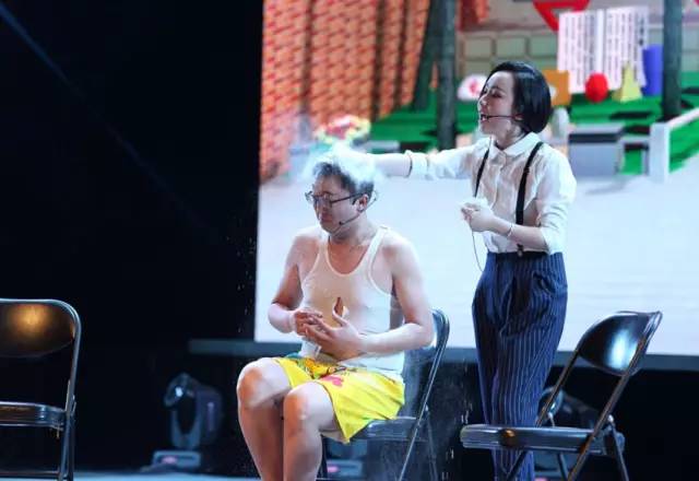 隨后一秒鐘，畫(huà)風(fēng)突變，楊奕遭夢(mèng)茹慘虐！