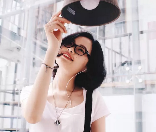 當(dāng)然，怎么能少的了美女出鏡？