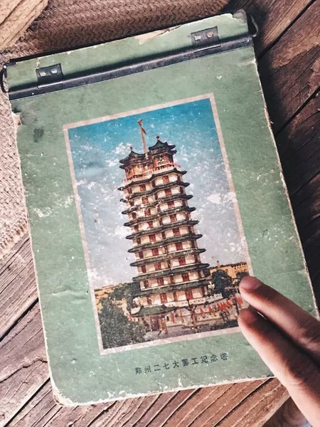 我們撫摸著鄭州的歷史，從中了解它的厚度。