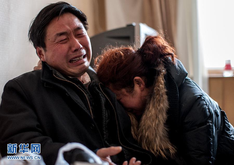 2月5日，遇難大學(xué)生郭培（化名）的父母抱頭痛哭。