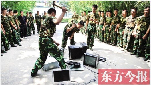 為了讓孩子表達戒除網(wǎng)癮的決心，學(xué)校組織孩子親手砸毀電腦