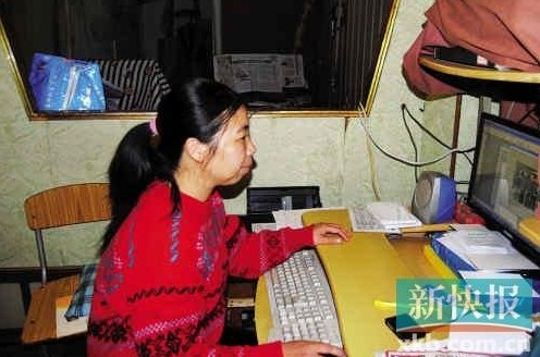 在狹小簡陋的住處，陳敏莉最專注的事情是通過網(wǎng)絡(luò)即時了解公益信息