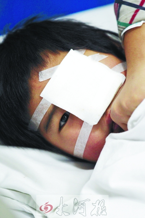 躺在病床上的小董，左眼痊愈的可能性不大