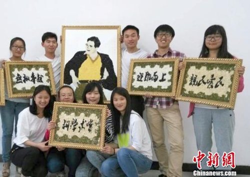 大學(xué)生們?yōu)榧o(jì)念焦裕祿，用黑豆、綠豆、大米等糧食在硬紙板上創(chuàng)作的糧食畫