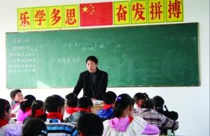 張從友先把妻子帶到學(xué)校，然后會準(zhǔn)時為學(xué)生們上課