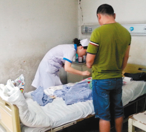 護(hù)士正在給被毒蛇咬傷的男嬰涂抹藥水 護(hù)士正在給被毒蛇咬傷的男嬰涂抹藥水