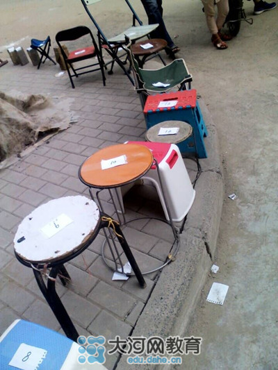 17號中午，鄭州市金水區(qū)實驗小學(xué)就已經(jīng)開始出現(xiàn)排隊等待報名的長龍了！