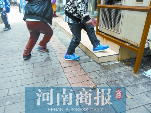 路邊，兩個小學生正在扔“臭屁炸彈