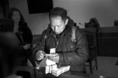　昨日，從四川老家趕來的藍田忠，從房山法院執(zhí)行法官手里領到了自己的賠償款。他和15名工友在房山一煤礦