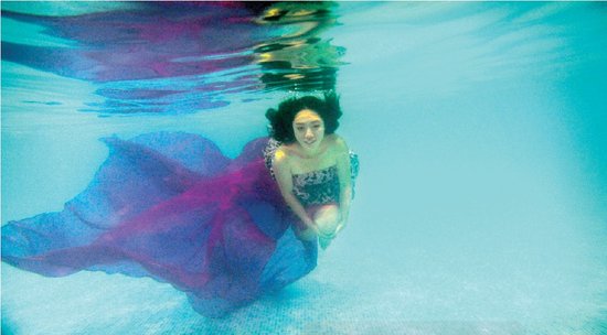 從水下拍的攝影作品充滿夢幻效果，王笑笑如同藍色大海中的“美人魚”