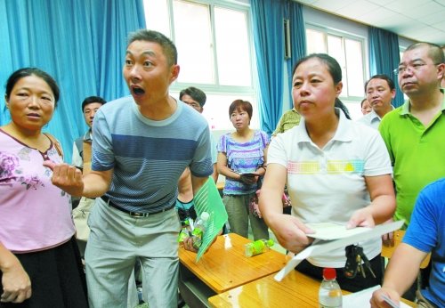 小升初“復(fù)議”現(xiàn)場(chǎng)，一些孩子被分得“遠(yuǎn)”的家長(zhǎng)討說法