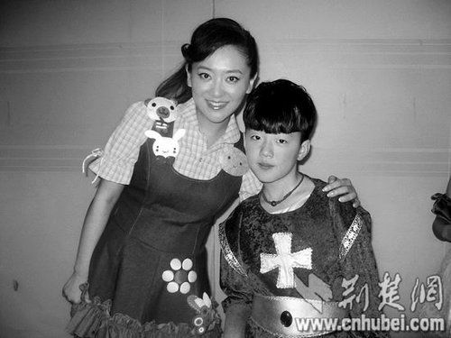 楊光參加央視節(jié)目表演時(shí)，同主持人月亮姐姐合影