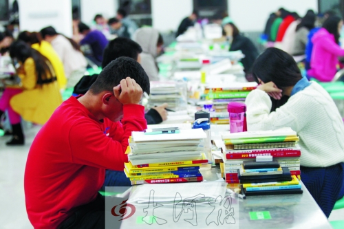 偌大的食堂里，很安靜