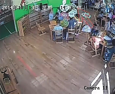 幼兒園監(jiān)控畫面顯示，小健曾被推搡、拉扯（紅箭頭處）