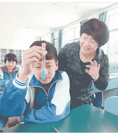 北京市密云區(qū)大城子中學，一位教師在指導學生做實驗