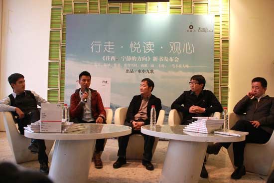 活動現(xiàn)場（左起）一毛不拔大師、陳坤、費勇、南派三叔、慕容雪村