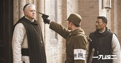 梅甘（左）、安西滿（右）與日本兵對(duì)峙的一幕。