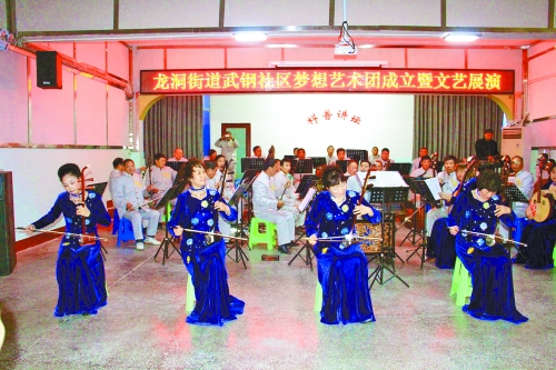 圖為夢(mèng)想藝術(shù)團(tuán)演員在表演