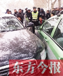 奧迪車將出租車車身撞個大坑 奧迪車將出租車車身撞個大坑