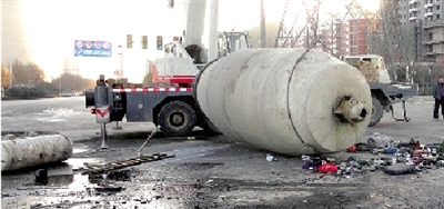 　　水泥罐車被撞得車、罐分離