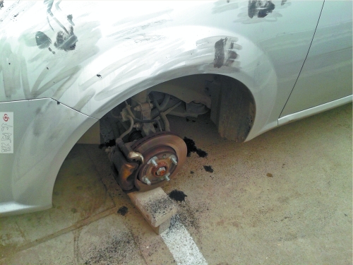 別克車四個(gè)輪子均被盜 別克車四個(gè)輪子均被盜