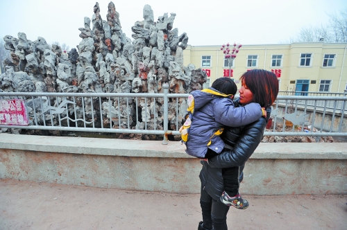 經(jīng)歷了之前的兇險(xiǎn)，窩在媽媽懷中的亮亮看到水池，仍感到有些害怕。