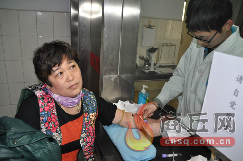 劉艷平的血樣和浙江省一位患者成功配型，1月15日下午3點，醫(yī)護人員正在為劉艷平再次抽取血樣