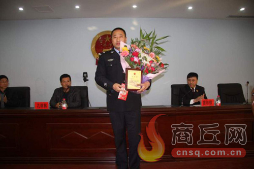 高兵雷是睢陽區(qū)檢察院一位檢察干警，在去鄭州捐獻造血干細胞時，他所在的單位為他組織了熱烈的歡送儀式