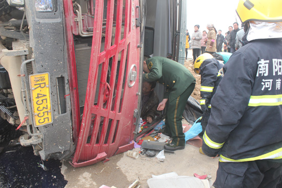 后八輪貨車側(cè)翻壓扁小轎車　南陽消防緊急營(yíng)救