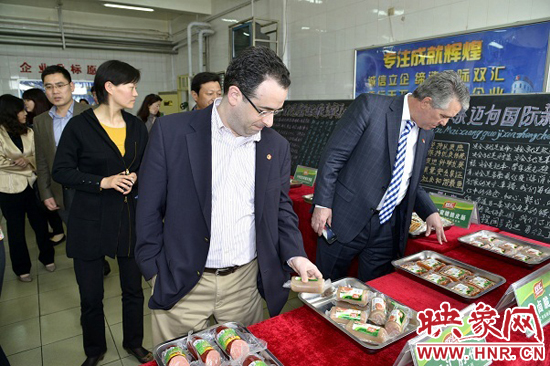 中美兩國商會(huì)代表團(tuán)參觀雙匯并座談交流 中美兩國商會(huì)代表團(tuán)參觀雙匯并座談交流