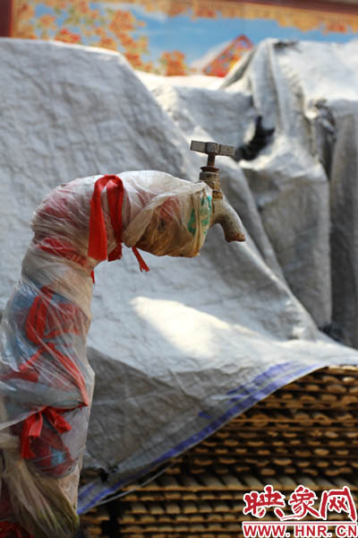 一名居民對記者說，“你擰擰水管看，俺不騙你，沒水吧？”