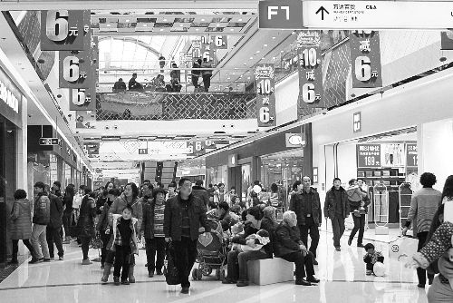  近年來，在商場“過年”成了很多市民的選擇。