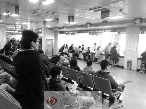 鄭州住房公積金管理中心辦事大廳，坐滿辦理業(yè)務(wù)的市民。