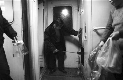 動車僅售14元法國礦泉水 記者亮身份后2元水現(xiàn)身 動車僅售14元法國礦泉水 記者亮身份后2元水現(xiàn)身