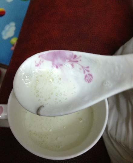 消費者在美贊臣奶粉中吃出蟲子。