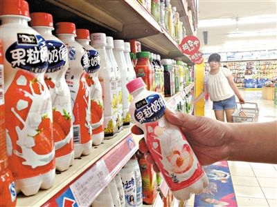 昨日，勁松京客隆超市貨架上，可口可樂(lè)果粒奶優(yōu)仍在售?？煽诳蓸?lè)公司昨日發(fā)表聲明稱(chēng)，已使用25公斤可能受到肉毒桿菌污染的乳粉，用于生產(chǎn)個(gè)別批次的美汁源果粒奶優(yōu)。新京報(bào)記者 韓萌 攝