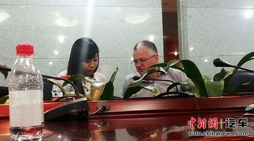 車主提供在維權(quán)過(guò)程中接觸德國(guó)技術(shù)人員的照片。