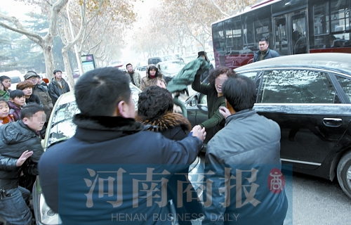 兩名女子廝打在一起，民警上前勸架