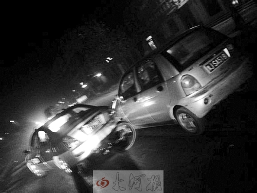 撞上出租車QQ才停下，兩車間還夾著一輛自行車。