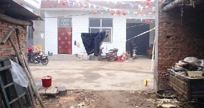 辦喜事扯的彩條還沒有褪色，這個(gè)農(nóng)家小院就發(fā)生了慘案。