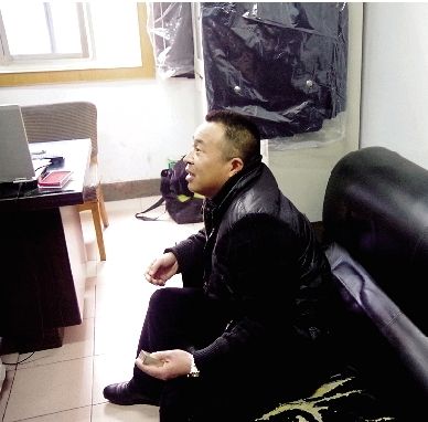 無證開套牌桑塔納轎車的段某，在華中食品城賣酒。