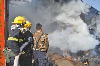 火勢(shì)兇猛，濃煙滾滾，消防官兵正在奮力救火。