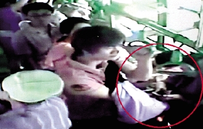 一名小偷拉開了乘客李女士的包，并在包里摸了足足3分多鐘。最終，李女士被偷了2.4萬多元錢?！?翻拍視