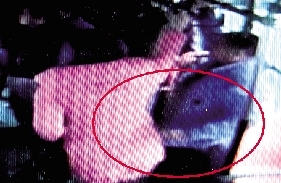 一小偷把手伸到乘客衣兜內(nèi)行竊時(shí)的瞬間。(翻拍視頻)