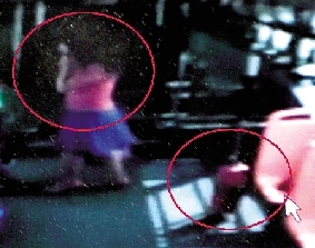 去年10月份的一天，一名女乘客打著電話下了車，包丟在了車上。(翻拍視頻)