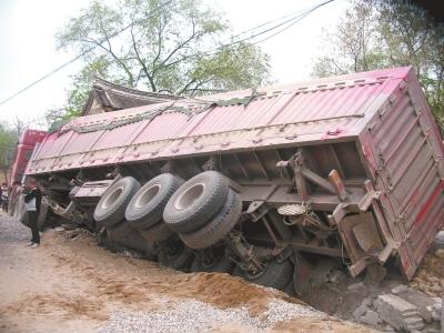 大貨側(cè)翻壓塌民房 村民徒手刨石子救出七齡童 大貨側(cè)翻壓塌民房 村民徒手刨石子救出七齡童