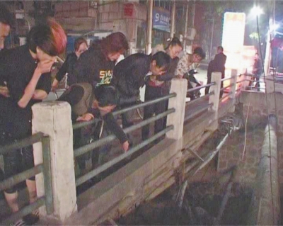 圍觀群眾感嘆橋那么高，被扔下橋的劉先生真是“萬(wàn)幸”。